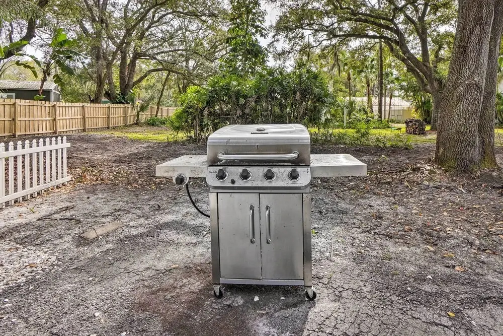 Tropical Palm Harbor Studio: Walk to Gulf!