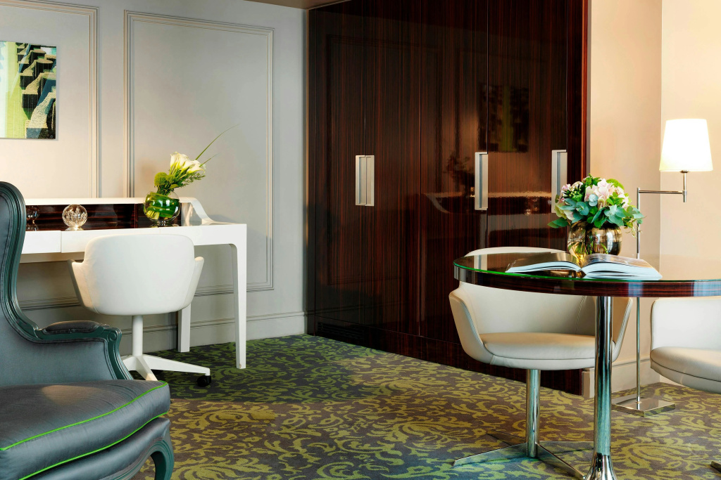 Отель Renaissance Paris Nobel Tour Eiffel Hotel в Париже