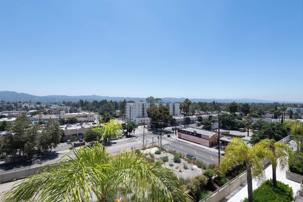 1BR Universal Studios Pool Gym Parking
