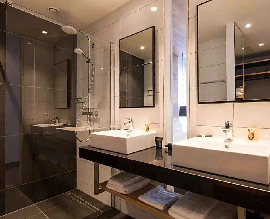 標準雙人房，設有露台及大床