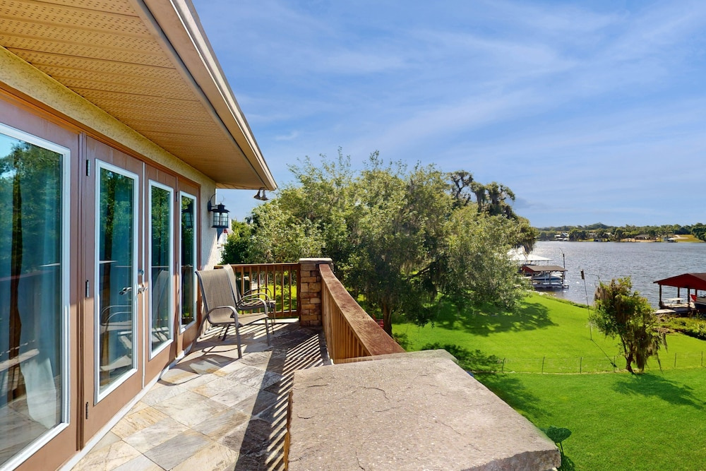 Dog-friendly Lakefront Home With Private Dock & Beach - Snowbirds Welcome