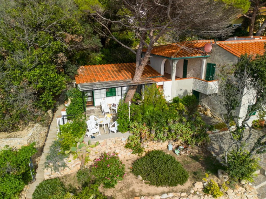 Charming apartment Ostrica seafront with view and private access directly to Forno beach-BILOCALE L'OSTRICA