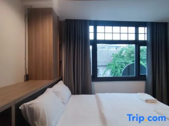 Deluxe Double room (full double bed)