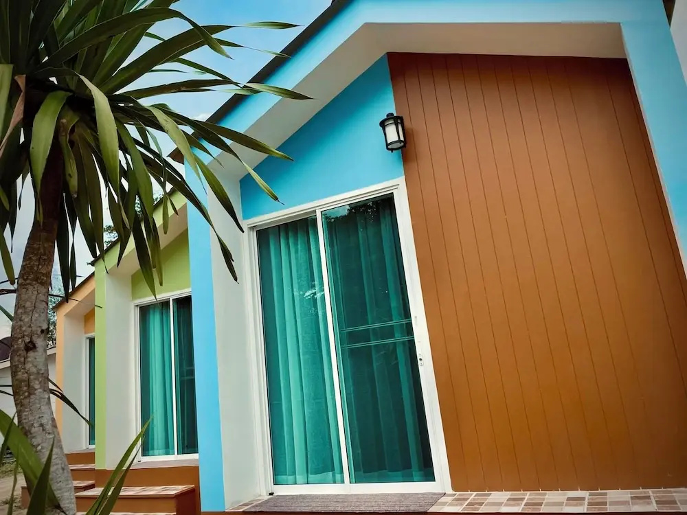 Ozone Beach House & Rooms