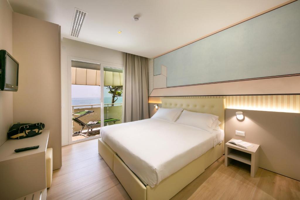 Двухместный номер Standard с видом на море двуспальная кровать в Hotel Le Lampare
