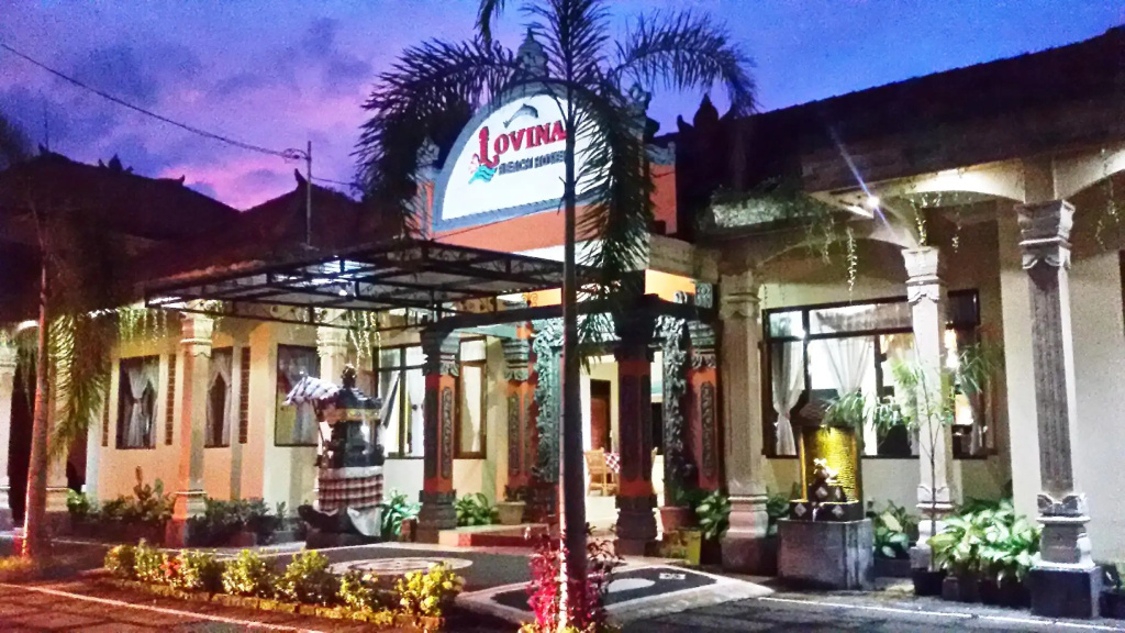Lovina Beach Hotel — фото