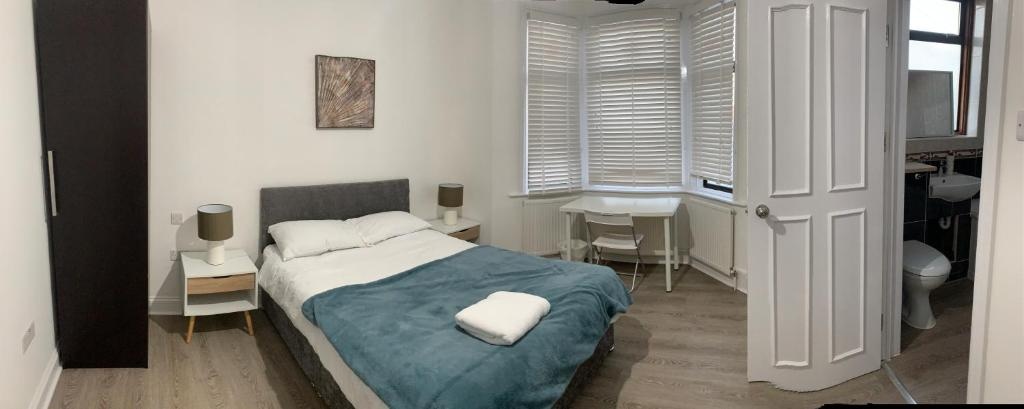 Beautiful All room En-suite 4 bedrooms house , Free parking, WiFi, Corporate, Contractors, Family relocation, CONTACT US FOR LONG TERM RATE