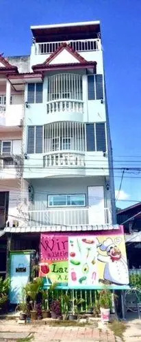 Bann Banburee Hostel & Cafe