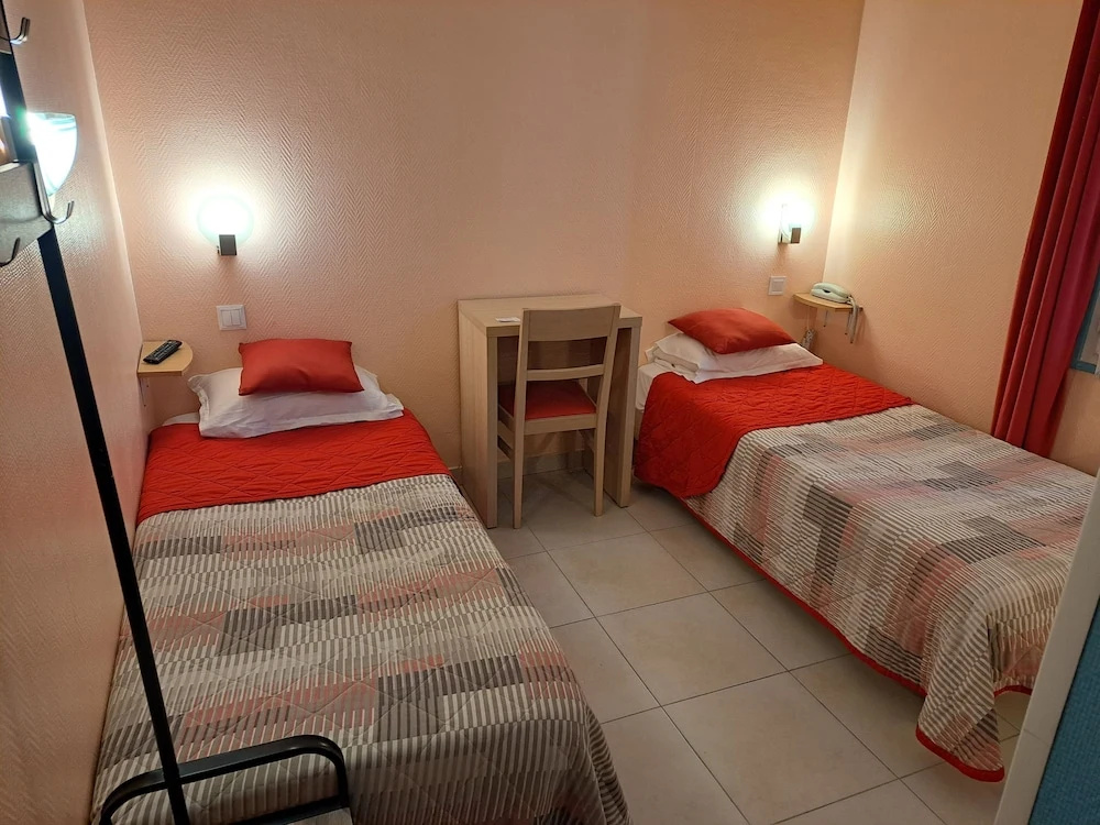 Standard Double room with city view (twin beds)