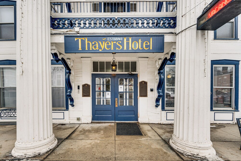 On Historic Main Street: Walkable & Quaint Apt!