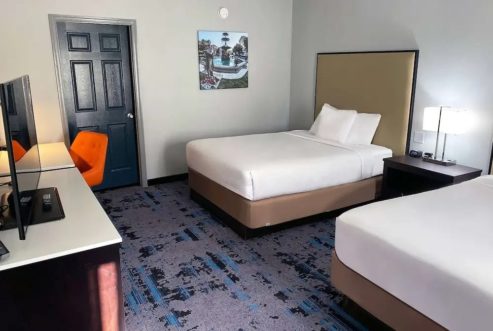 Cburg Inn & Suites