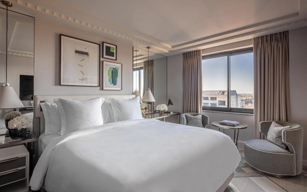 Двухместный номер Superior двуспальная кровать в Four Seasons Hotel London at Park Lane