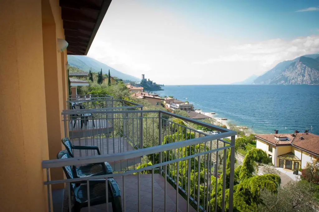 Standard Double room with lake view (full double bed)