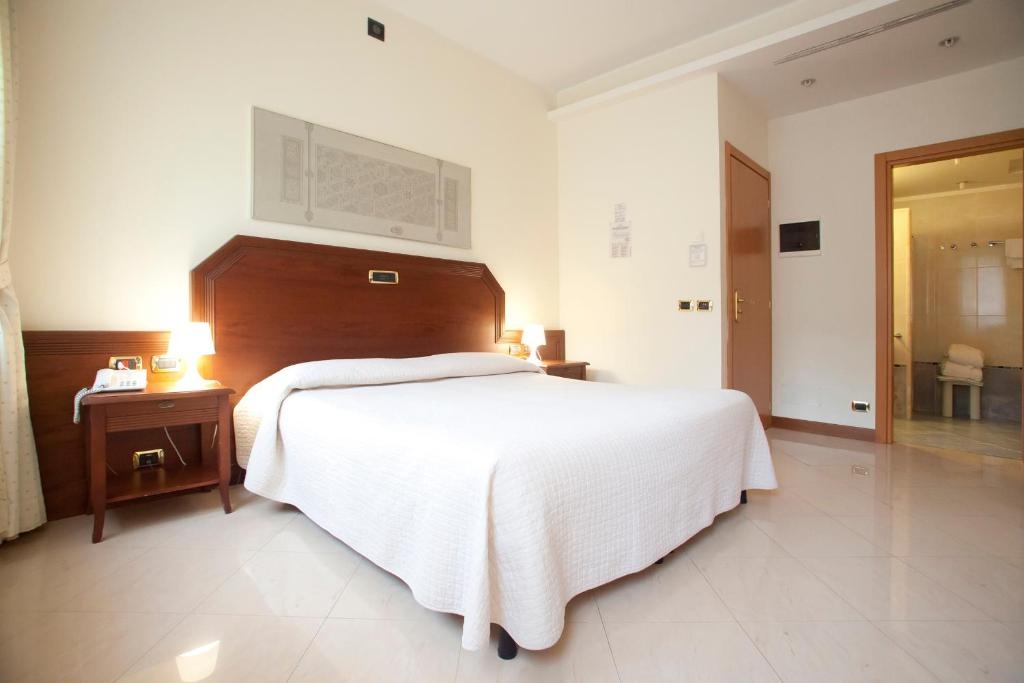 Double room (full double bed) — room photo 2