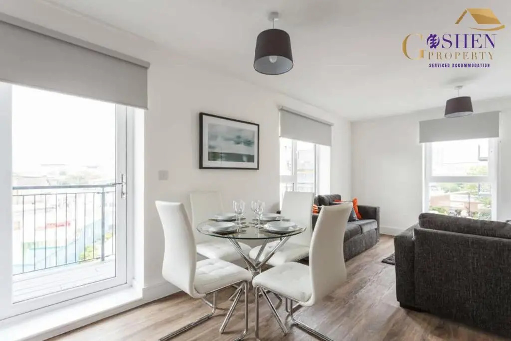 2 Bedroom Apartment Chapel Riverside at Goshen Property Serviced Accommodation Southampton, Free WiFi & Parking