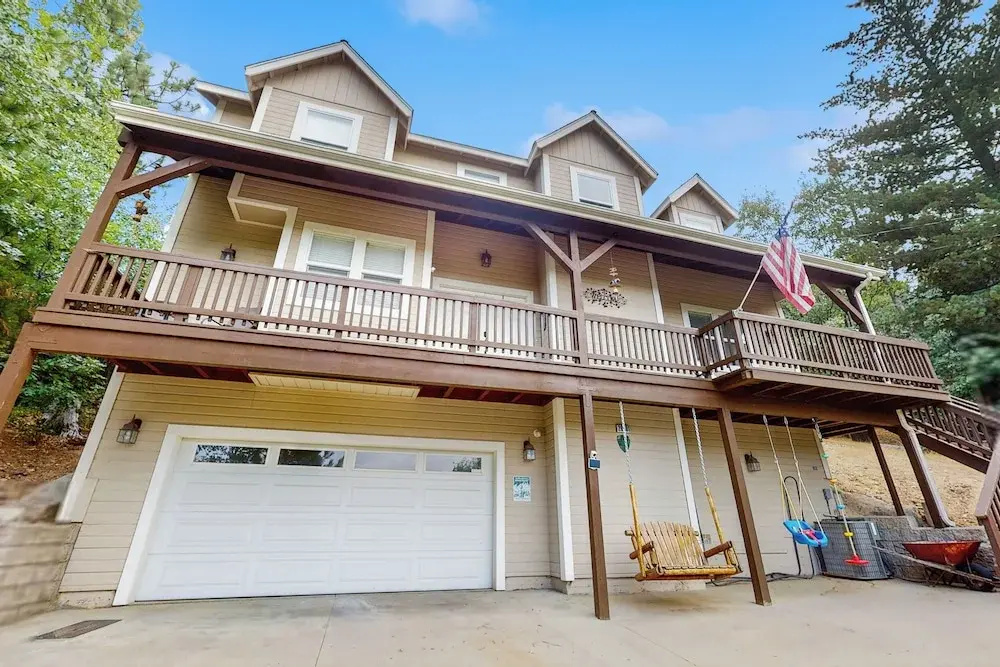 Walk to Lake Arrowhead! Family Home w/ Games