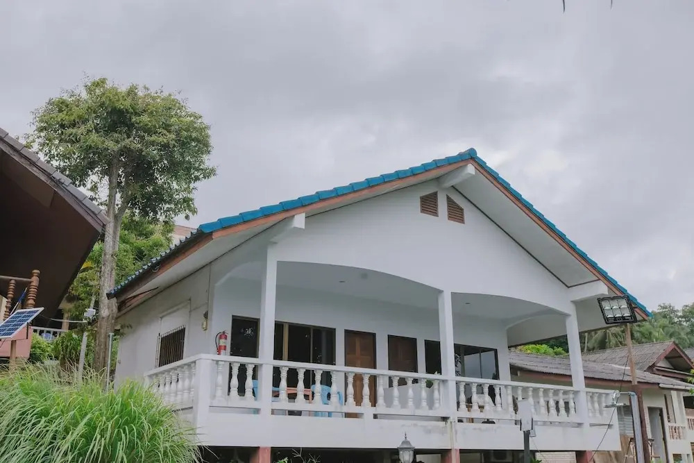 Бунгало с балконом в Kataonsea Bungalows