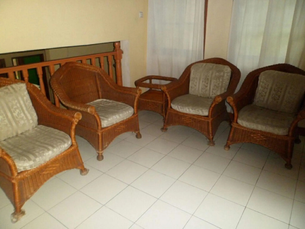 6 Bedrooms Villa