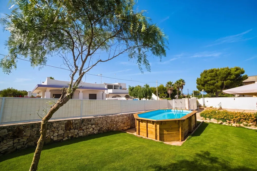 Villa Marzia with garden and near the sea