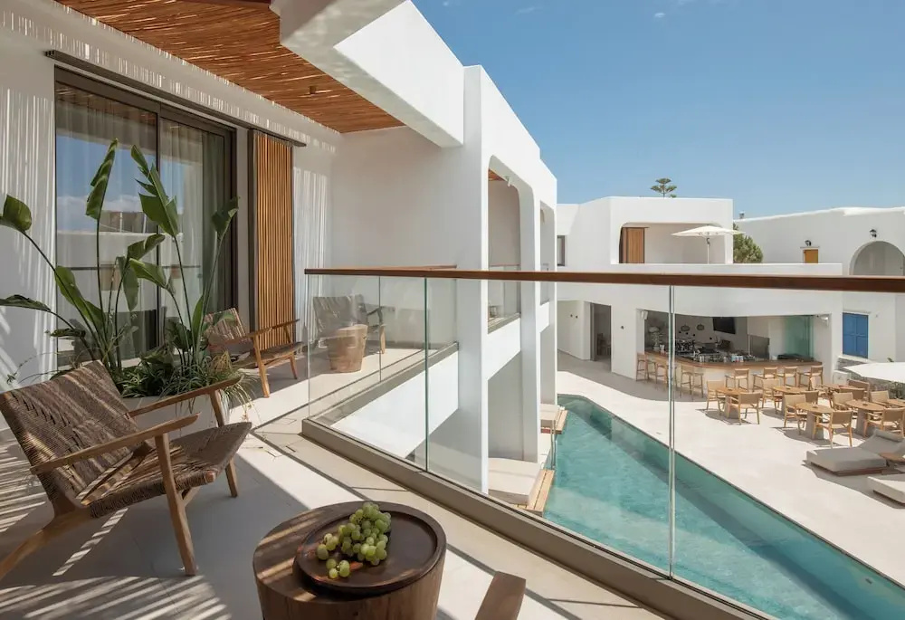 Suite with balcony and with pool view