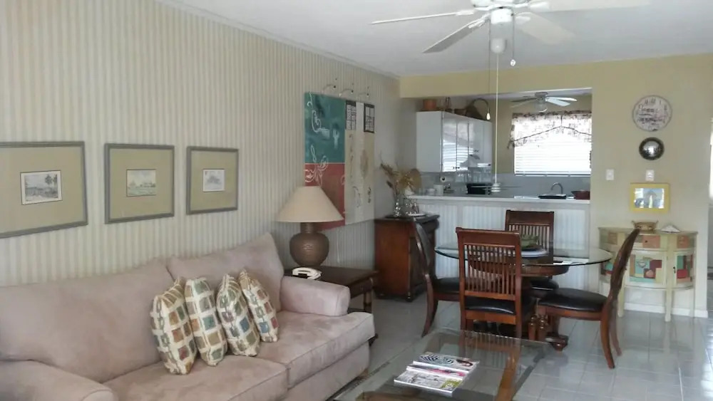 Carmens Maison Downtown