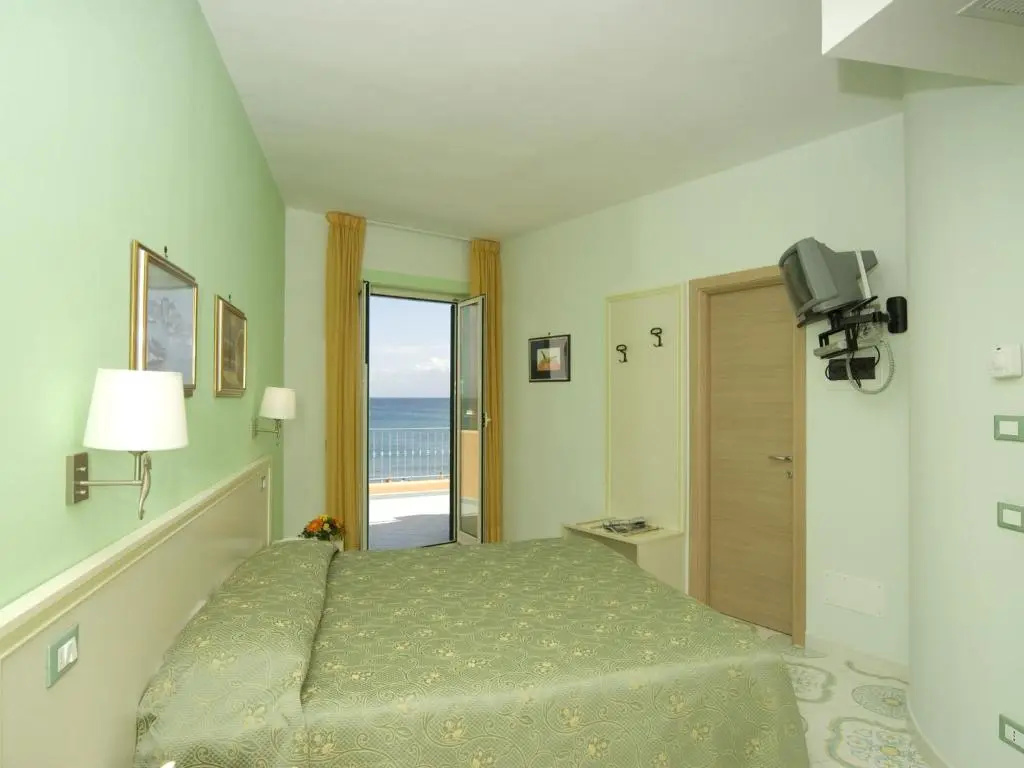Standard Double room with sea view (full double bed)