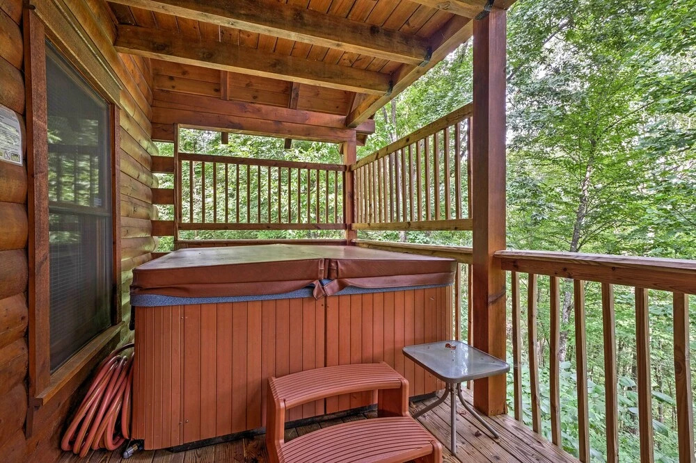 Pigeon Forge Cabin w/ Hot Tub, Grill & Pool Table!