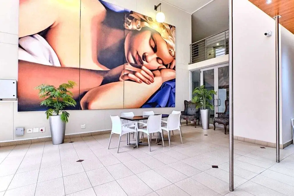Glammys Suites at Hydro