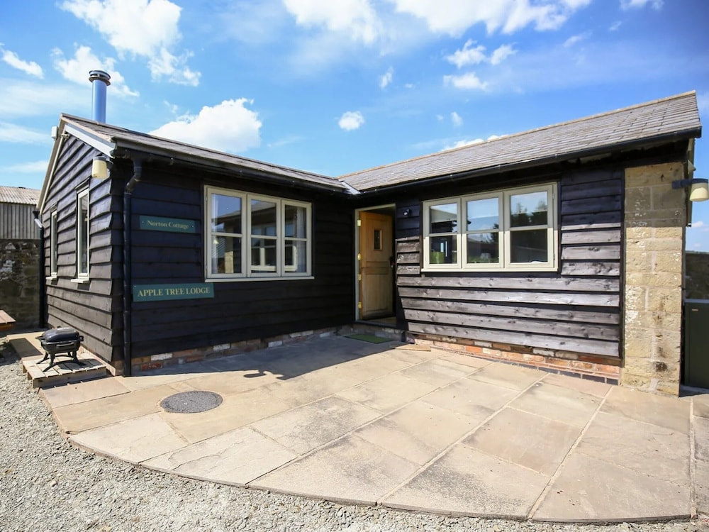 Cottage in Norton With Tennis Court & Patio