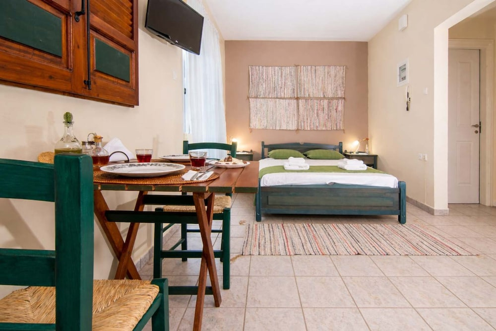 Village Vibe - Seaside Stay w Balcony Near Volos