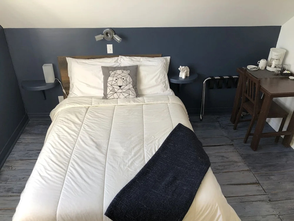 Standard Double room with river view (full double bed)