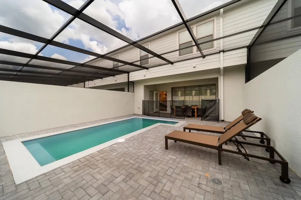 Premium 5-bed Townhome Themed Perfect Location