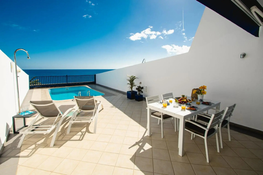 FRONTLINE VILLA 25, well-designed with a heated pool
