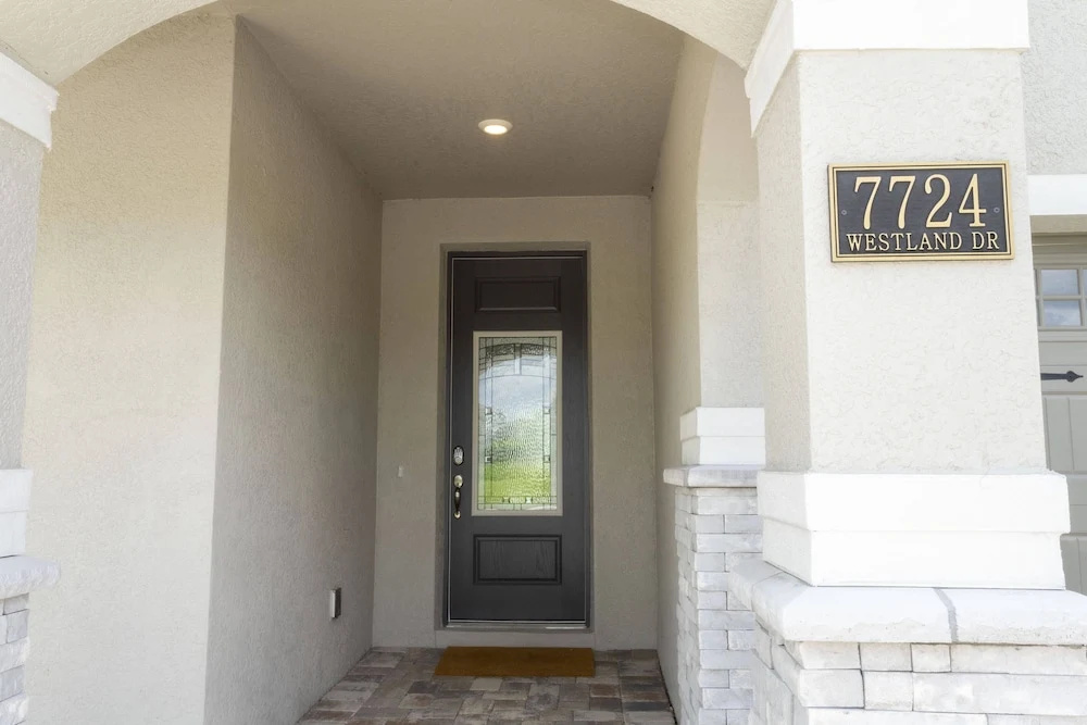 Gorgeous 8 Bedroom Single Home With Private Pool -ec7724