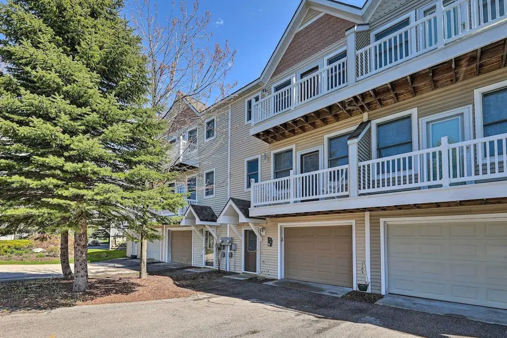 Bright Manistee Condo w/ Beach + Pool Access!