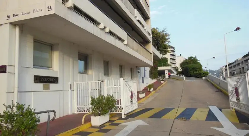 2, 3 and 4 bedroom sea view Apartments 5 mins from the Palais