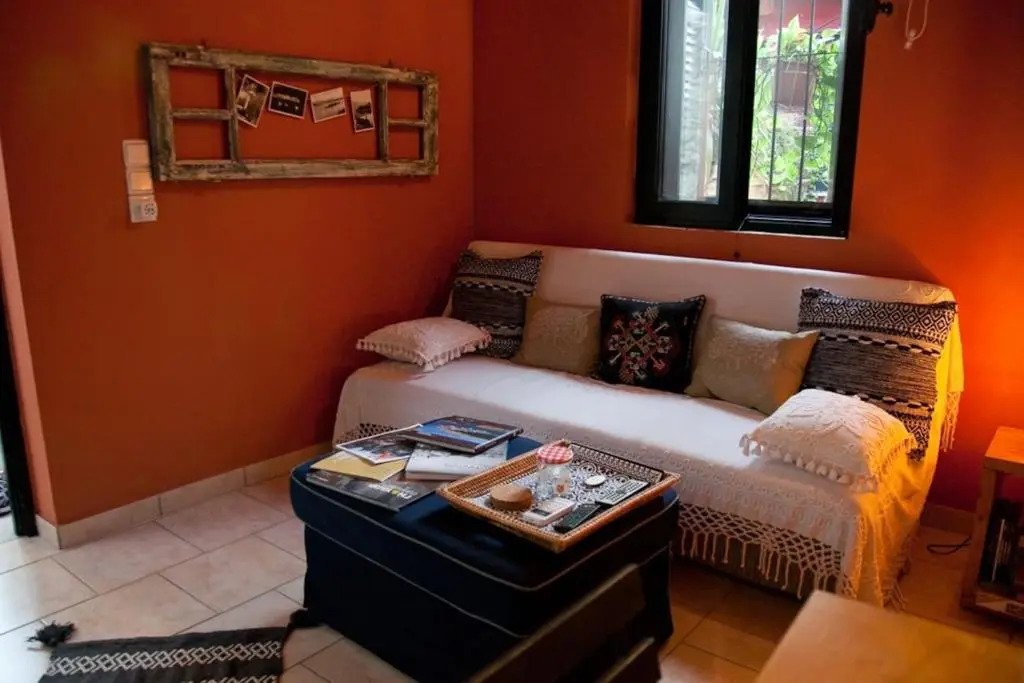 Cozy Central Courtyard Home (By The Lake) - фото 2