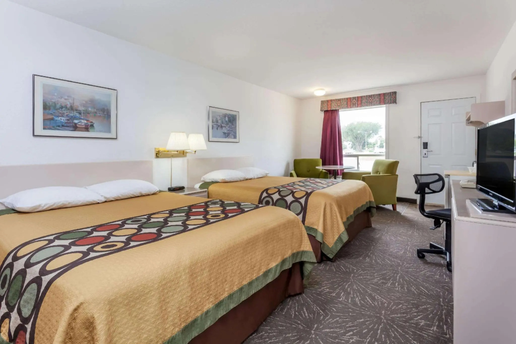 Deluxe Quadruple Basement room