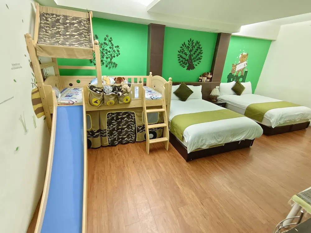 Standard Quadruple room with city view