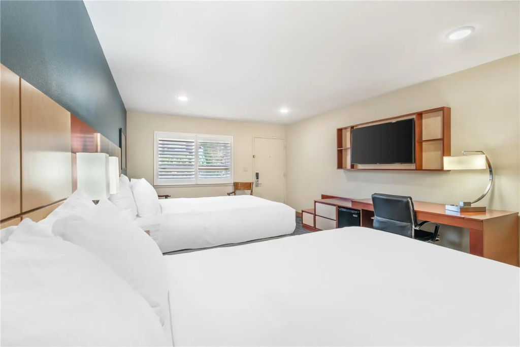 Standard Quadruple room with courtyard view