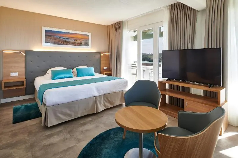 Junior Suite with balcony and with partial sea view