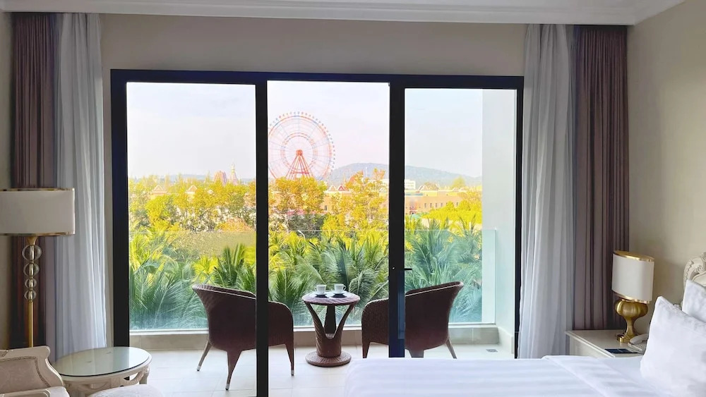 Двухместный номер Deluxe с балконом и с видом на сад 2 отдельные кровати в Отель Wyndham Grand Phu Quoc