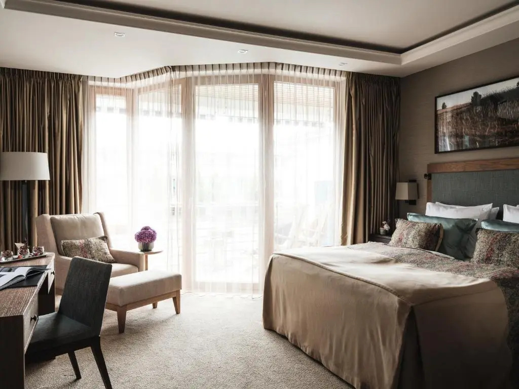 Standard Double room with lake view (full double bed)