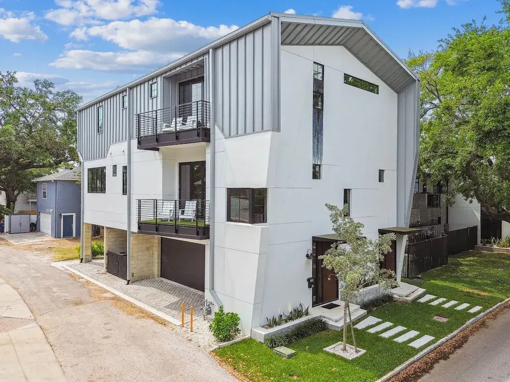 NEW The Strata Barn - Luxury Hyde Park Townhome
