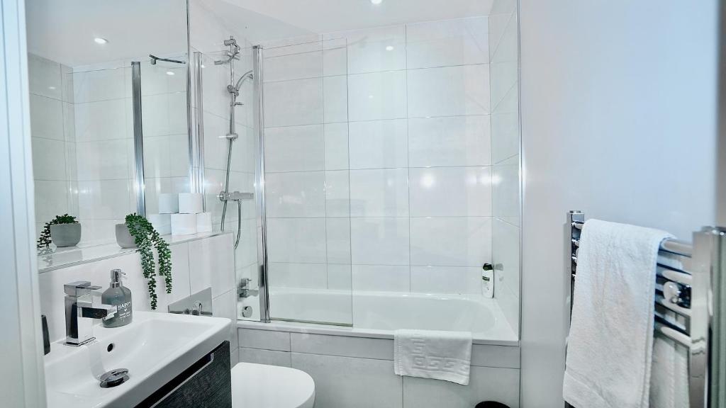 Spacious Apt Close To Train Station