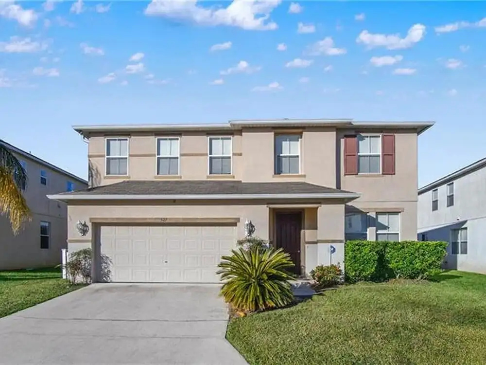 A Wonderful 4 Bedroom Villa With it own Pool in Legacy Park
