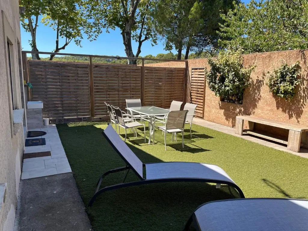 Voir la photo 2 — Maison de plein pied divisée en 2 appartements F3 independant, situé à Jacou, à 15km des plages, 5km de montpellier centre, attention le tarif proposé est pour un appartement si vous souhaitez louer les 2 réservez 2 hébergements