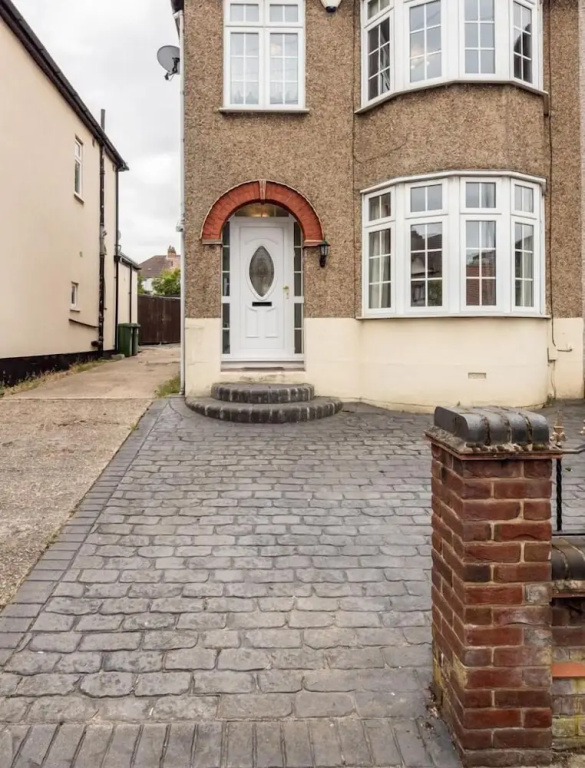 Impeccable 4-bed Apartment in Hornchurch