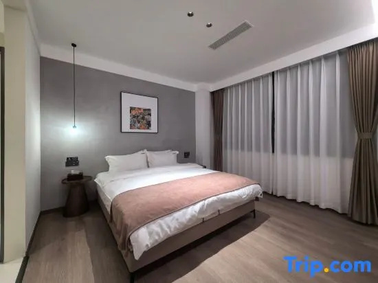 Deluxe Double room (full double bed)