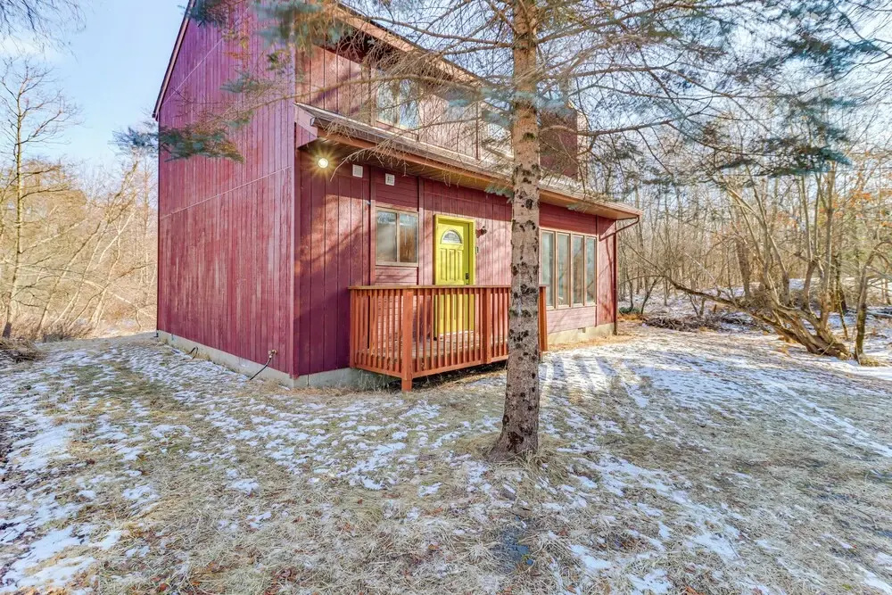 Private Spa, Fire Pit & Deck: Poconos Home!